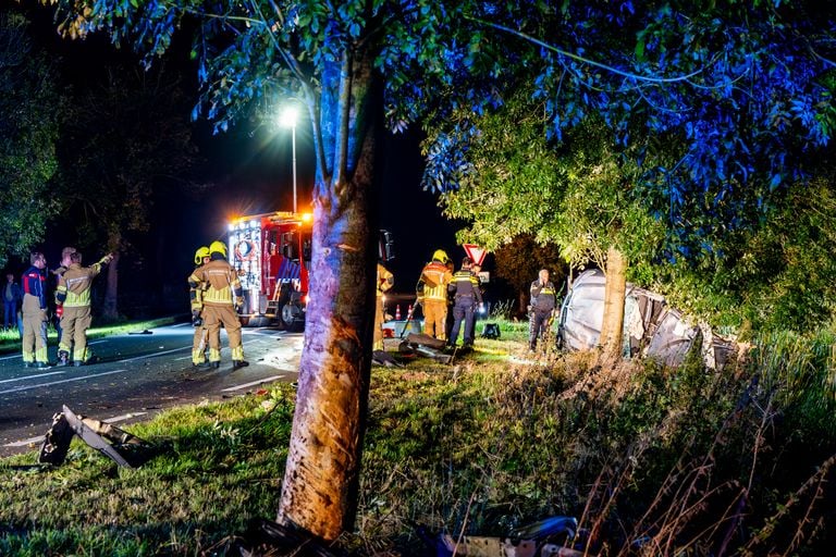 De auto raakte door nog onbekende oorzaak van de weg en raakte daar een boom (foto: Jurgen Versteeg/SQ Vision).