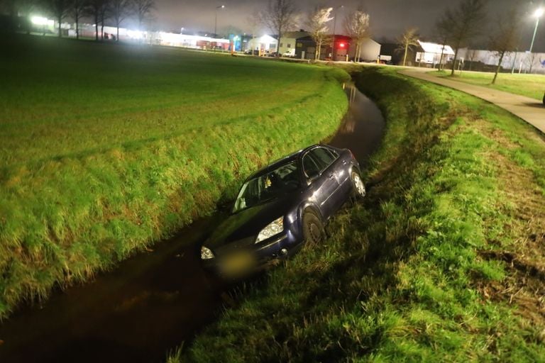 De bestuurder van de auto in Venhorst was nergens te bekennen (foto: Kevin Kanters/SQ Vision).