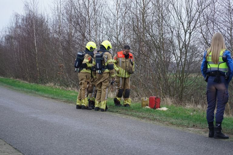 Wat er in de gedumpte vaten zit, wordt onderzocht (foto: Jeroen Stuve/SQ Vision).