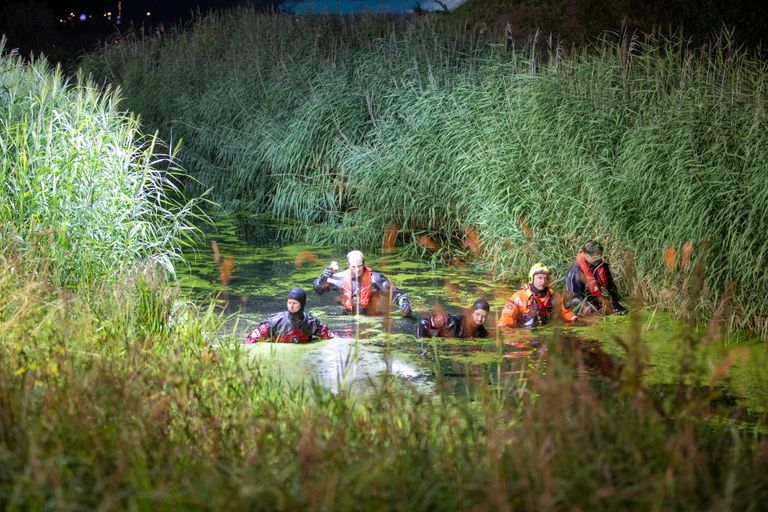 Duikers van de brandweer doorzochten het water op mogelijk andere slachtoffers, maar daar werd niemand aangetroffen (foto: Christian Traets/SQ Vision).