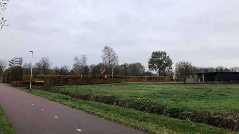 Rechts de nieuwbouwlocatie aan de Ettensebaan met links daarvan het Poolse ereveld. (Foto: Erik Peeters)