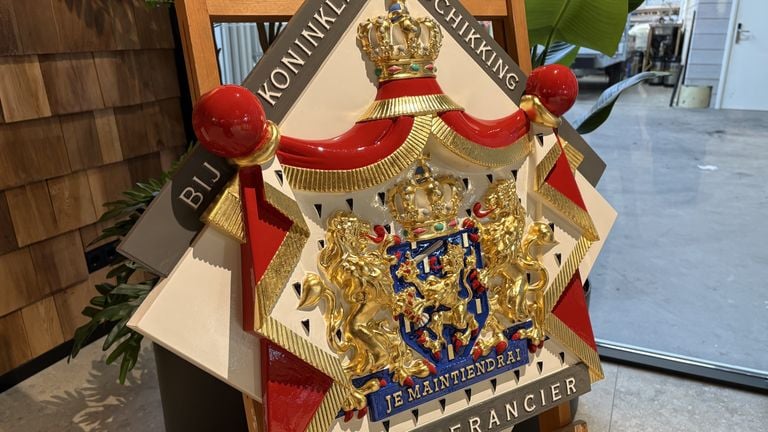 Het predicaat dat bouwbedrijf Van den Heuvel kreeg vanwege het 300-jarig jubileum (foto: Wilco Zonneveld). 