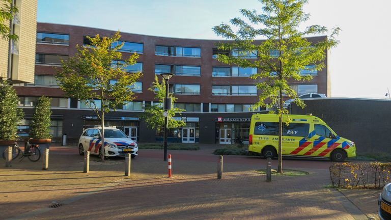 De politie en een ambulance kwamen naar de Raadhuislaan in Oss nadat daar een ongeluk werd gemeld (foto: Gabor Heeres/SQ Vision).