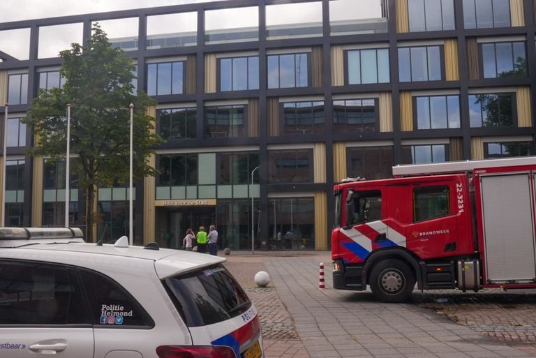 Vanwege het brandalarm werd de brandweer ingeschakeld (foto: Harrie Grijseels/SQ Vision).