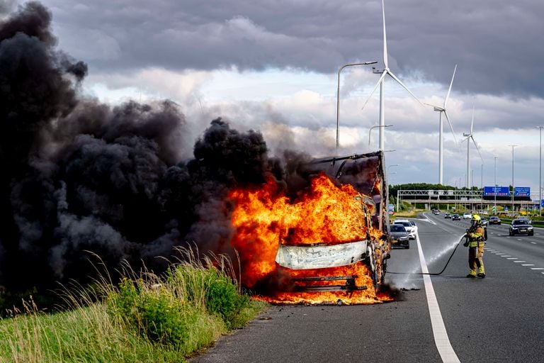 De brand verwoestte de vrachtwagen op de A18 (foto: Marcel van Dorst/Eye4Images).