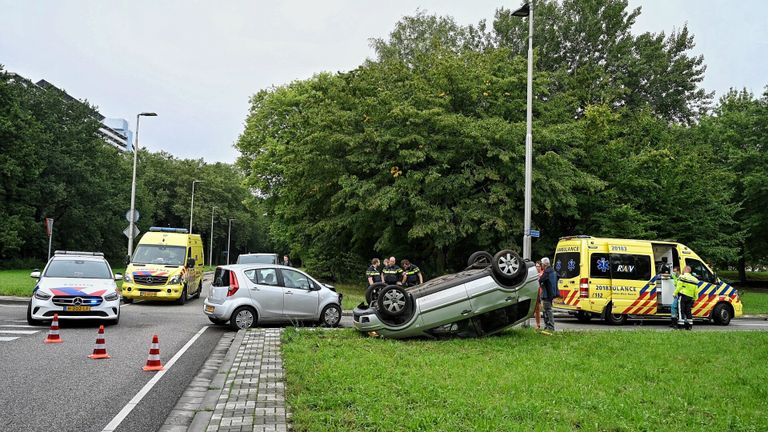 Hoe het ongeluk op de kruising in Tilburg kon gebeuren, wordt onderzocht (foto: Toby de Kort/SQ Vision).