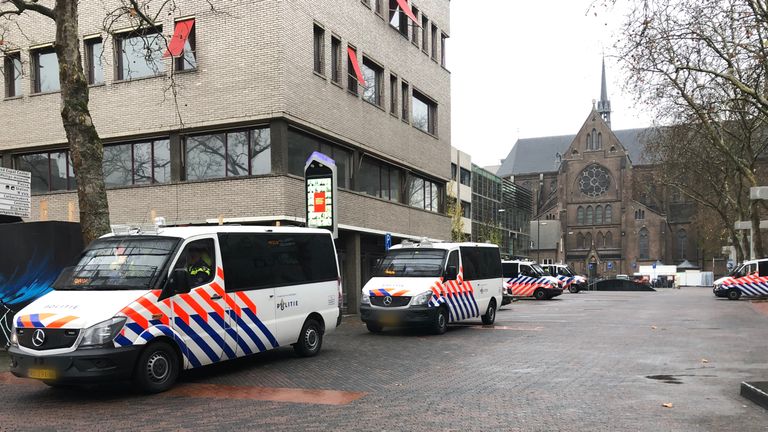 Politie bij het Stadhuisplein (foto: Raymond Merkx).