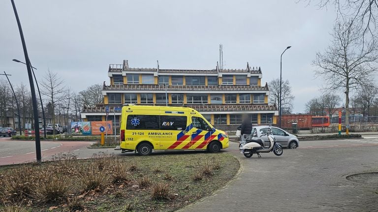 Scooter en auto botsen op elkaar (foto: Addy Smits /Persbureau Heitink).