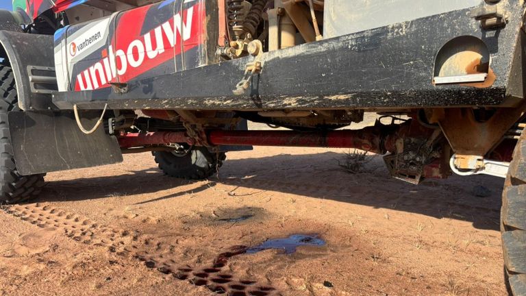 Olie uit de wagen van Maurik (Foto: Omroep Brabant)