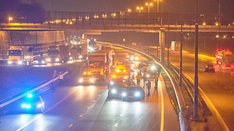 Arrestatieteam houdt iemand aan op A16 (Foto: Tom van der Put/SQ Vision).