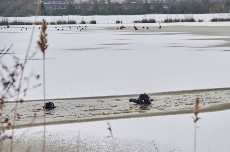 Op een deel van het water aan het Oeverzwaluwpad ligt ijs (foto: Tom van der Put/SQ Vision)