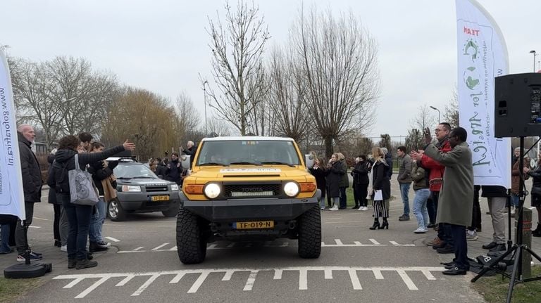 De 25 auto's worden uitgezwaaid door de ambassadeur van Senegal (rechts) (foto: Jan Peels).