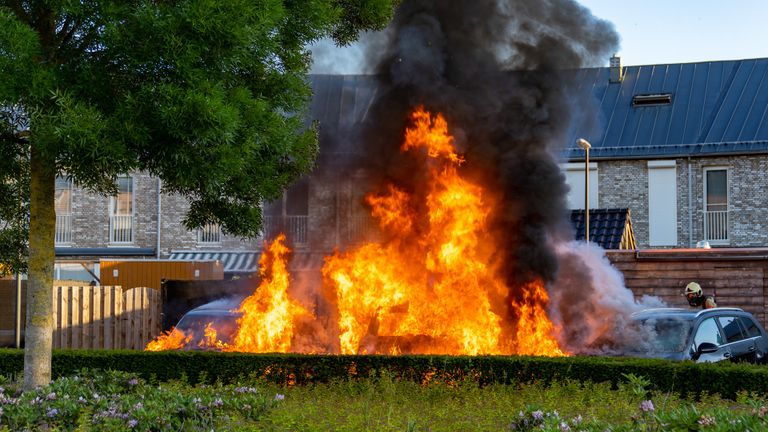 De brandende wagens (foto: Iwan van Dun/SQ Vision Mediaprodukties).