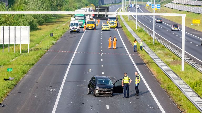 De weg bij Etten-Leur werd na de botsing afgesloten (foto: Jack Brekelmans/SQ Vision).