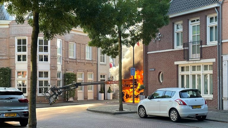 Hoogwerker in brand in Helmond.
