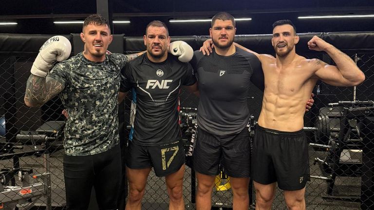 UFC-kampioen Tom Aspinall, UFC-vechter Ante Delija, Stan Bertens en UFC-vechter Modestas Bukauskas.