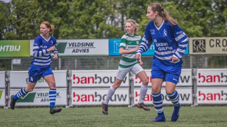 Fem van Empel (midden) was ook een talentvol voetbalster en kwam onder meer uit voor RKSV Nuenen (foto: Facebook Fem van Empel).