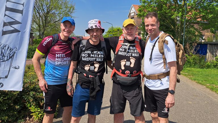 Philippe van Esch, Patey, Ian Chapman en een supporter van Helmond Sport.  (Foto: Leon Voskamp)