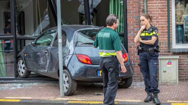 Een agente bij de auto (foto: Christian Traets/SQ Vision).