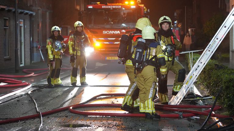 De brandweer werd rond vijf uur gewaarschuwd vanwege de brand in het huis aan de Kardinaal Van Rossumstraat in Dongen (foto: Jeroen Stuve/SQ Vision).