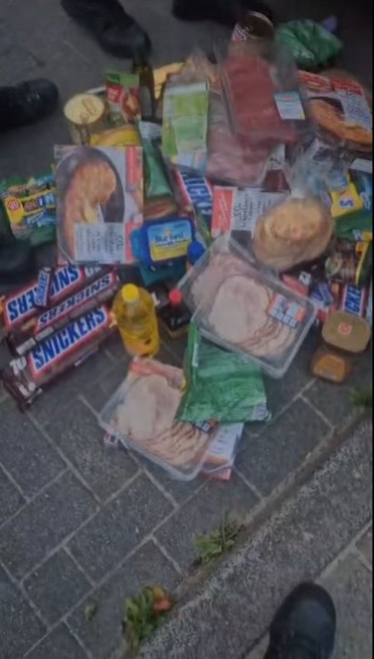 In de auto van de mannen werden veel etenswaren ontdekt (foto: Instagram wijkagenten Breda Zuidwest).