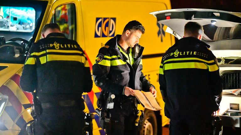 Politieonderzoek bij het huis aan de Helleberg in Veldhoven (foto: Rico Vogels/SQ Vision).
