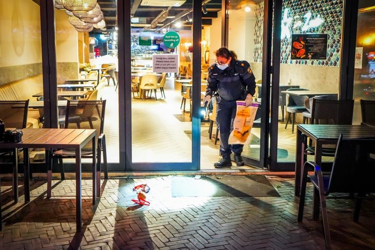 De politie doet onderzoek bij het visrestaurant in Eindhoven (foto: SQ Vision).