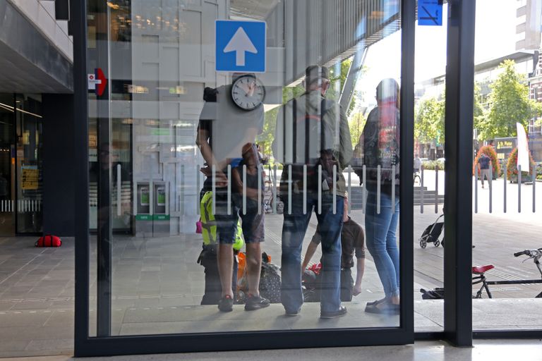 Dakloze Polen krijgen iedere maandag hulp op het station van Tilburg. (foto: Karin Kamp)