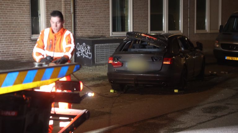 De ontplofte auto in Veghel is door een berger getakeld. (foto: Sander van Gils/SQ Vision).