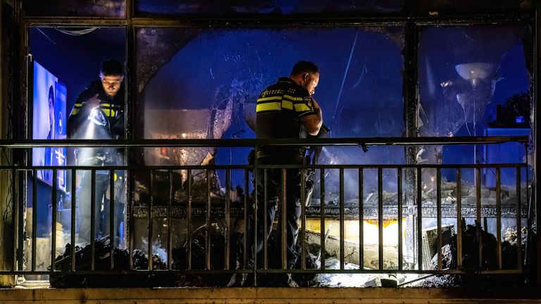 De politie onderzoekt hoe de brand op het balkon van de flat kon ontstaan (foto: Jack Brekelmans./SQ Vision).