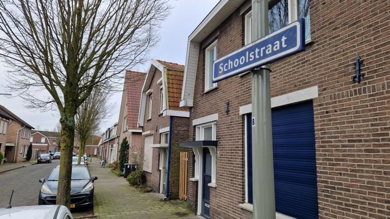 Het is zondagmorgen rustig in de Schoolstraat in Oss (foto: Tom Berkers).