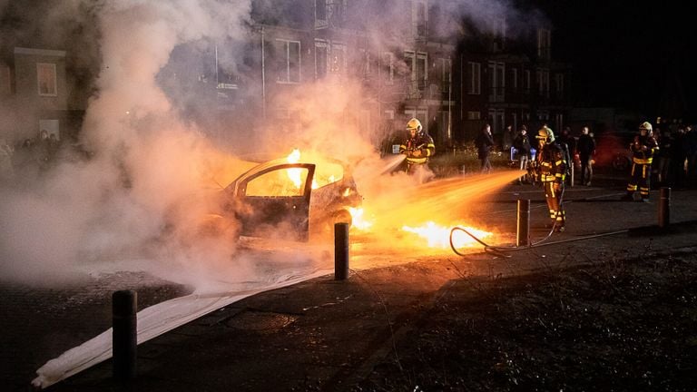 De brandweer werd niet lastiggevallen tijdens het blussen van de autobrand (foto: SQ Vision).