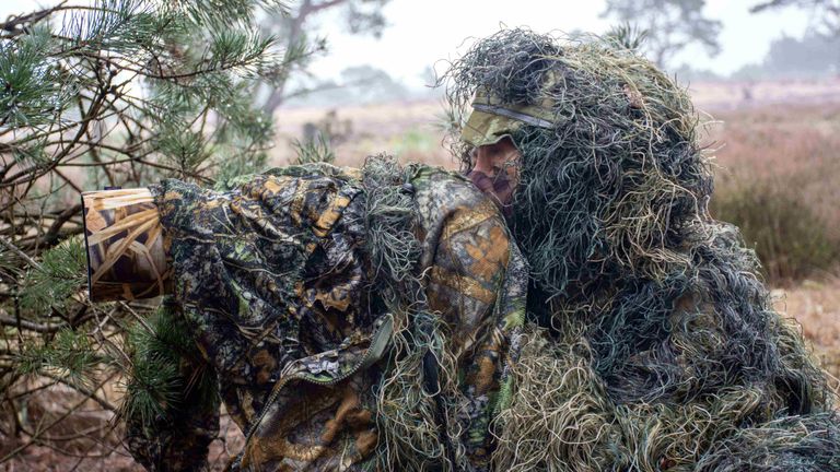 In haar ‘camouflage boompak’ zit Marielle uren te wachten op de wolf (foto: privéarchief)