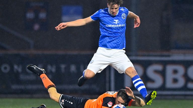 Ringo Meerveld (FC Den Bosch) springt over Martijn Kaars (Foto: Orange Pictures).