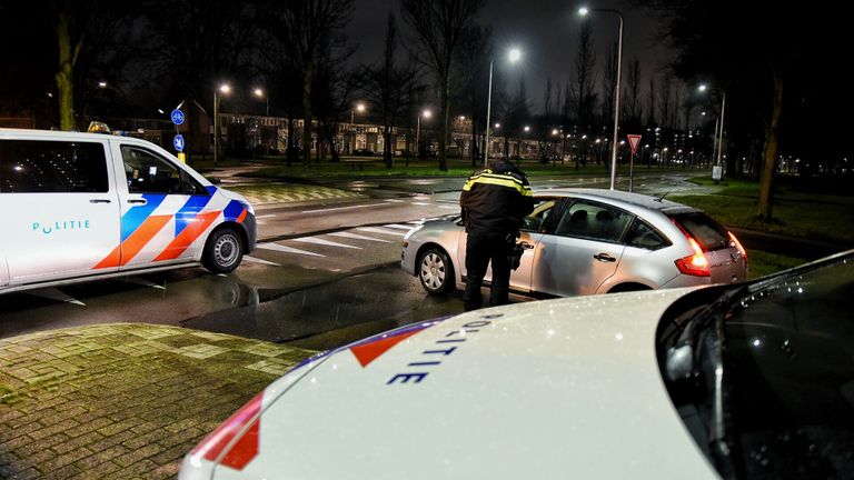 Agenten controleren nachtbrakers in Tilburg (foto: Toby de Kort/SQ Vision).
