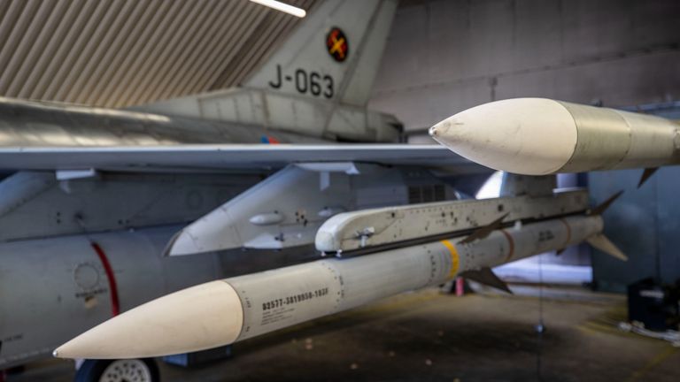 De F-16's nemen deze missie vier raketten mee (foto: Defensie)