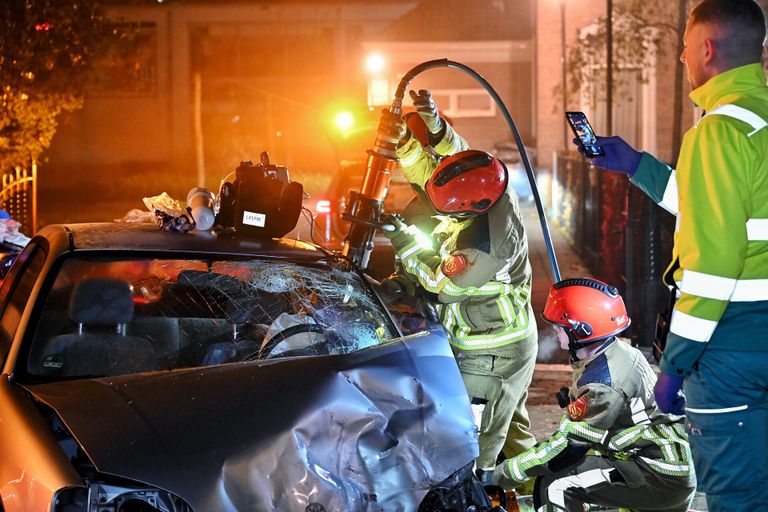 De brandweer hard aan het werk een van de bestuurders te bevrijden (foto: Toby de Kort/SQ Vision Mediaprodukties).