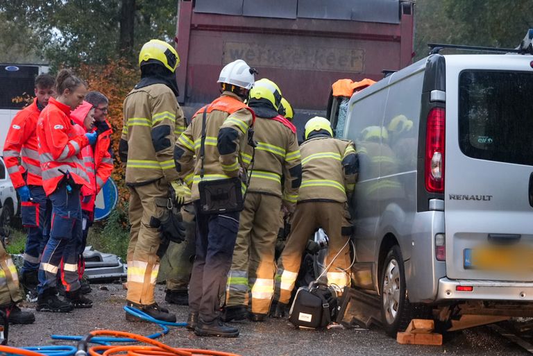 De bestuurder moest door de brandweer uit de bestelbus bevrijd worden (foto: Gabor Heeres/SQ Vision).