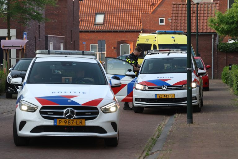 Diverse hulpdiensten werden opgeroepen na de steekpartij aan de Emmastraat in Veghel (foto: Sander van Gils/|SQ Vision).