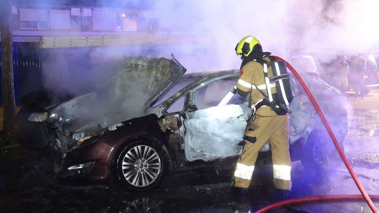 De brandweer bluste de auto's aan de Dongestraat in Den Bosch (foto: Bart Meesters).