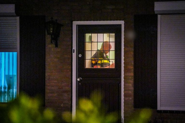 De politie deed onderzoek in en rond het huis aan de Ganzewinkel in Helmond (foto: SQ Vision).