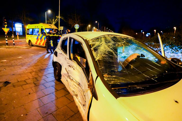 De auto raakte bij de botsing in Eindhoven zwaar beschadigd (foto: SQ Vision).