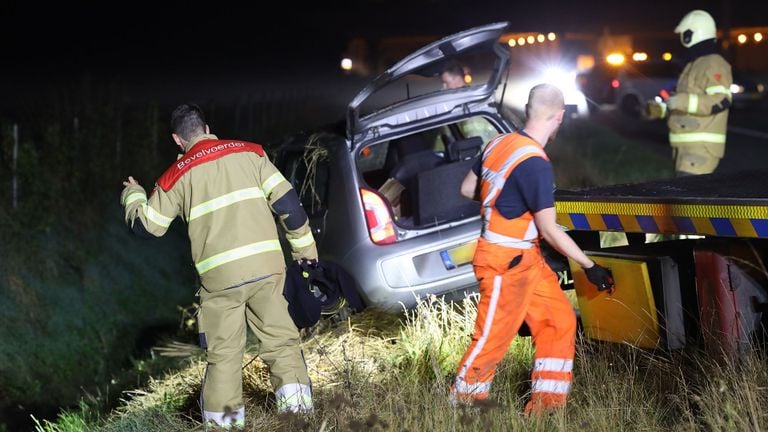 De auto werd uit de sloot getakeld en meegenomen door een bergingsbedrijf (foto: Sander van Gils/SQ Vision).