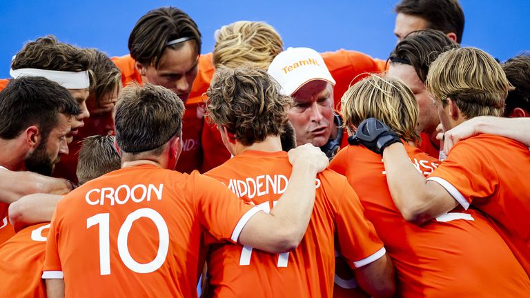 Jeroen Delmee spreekt zijn spelers toe (Foto: ANP)