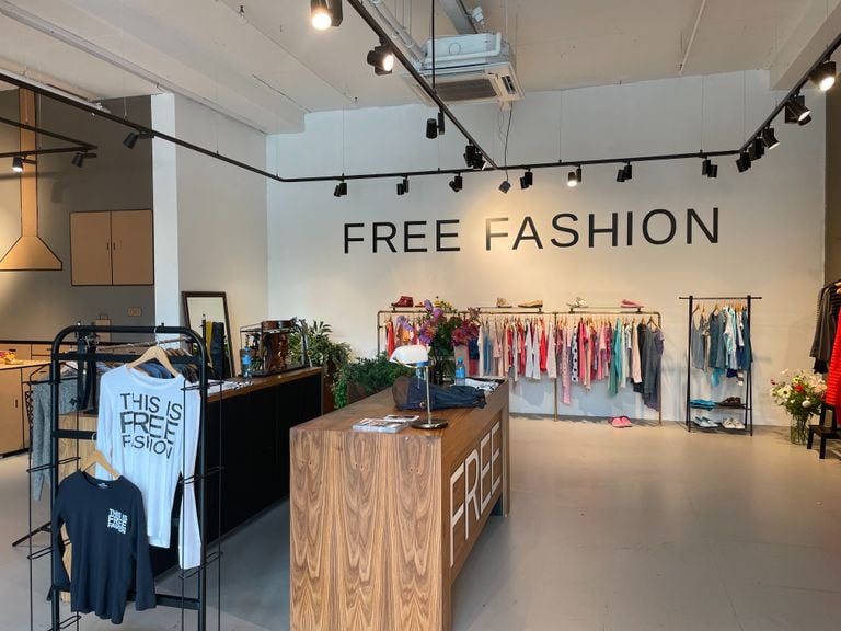 Free Fashion ziet er uit als een doodgewone winkel, maar dan is alles gratis