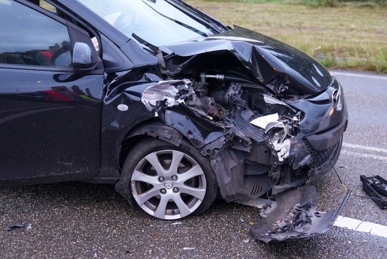 Twee auto's botsen tegen elkaar (foto: Harrie Grijseels/SQ Vision).