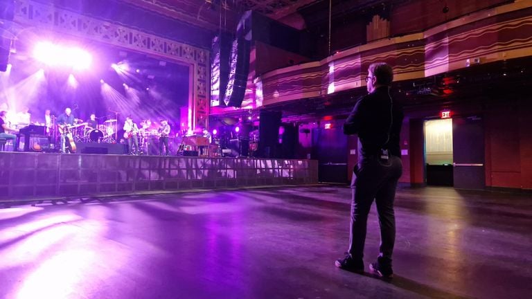 Vijf uur voor het concert, Guus Meeuwis luistert naar de soundcheck (foto: Noël van Hooft)