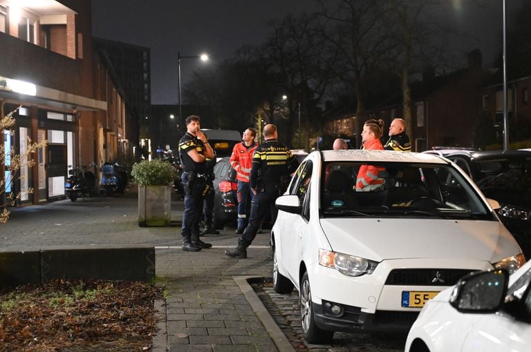 Diverse hulpdiensten werden opgeroepen nadat de automobilist de zaak aan de Christiaan Huygensstraat in Breda binnenreed (foto: Perry Roovers/SQ Vision).