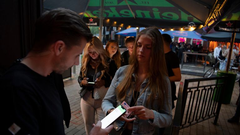 Het was aansluiten voor het binnentreden van Café Philip (foto: Jack Brekelmans/SQ Vision Mediaprodukties).