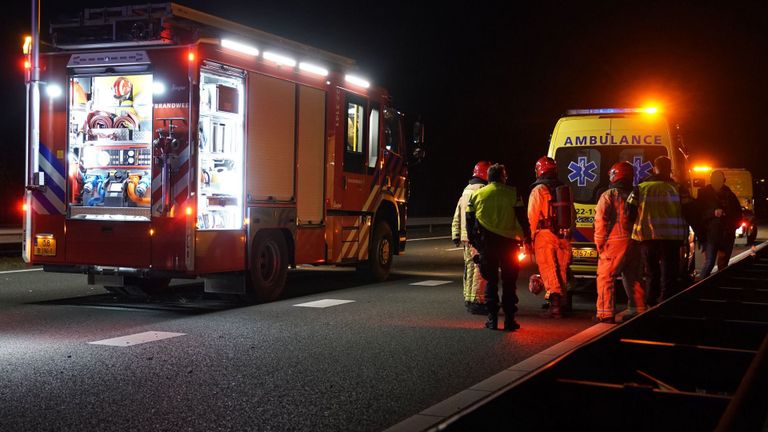 Diverse hulpdiensten werden opgetrommeld na de crash op de A2 bij Leende (foto: WdG/SQ Vision).